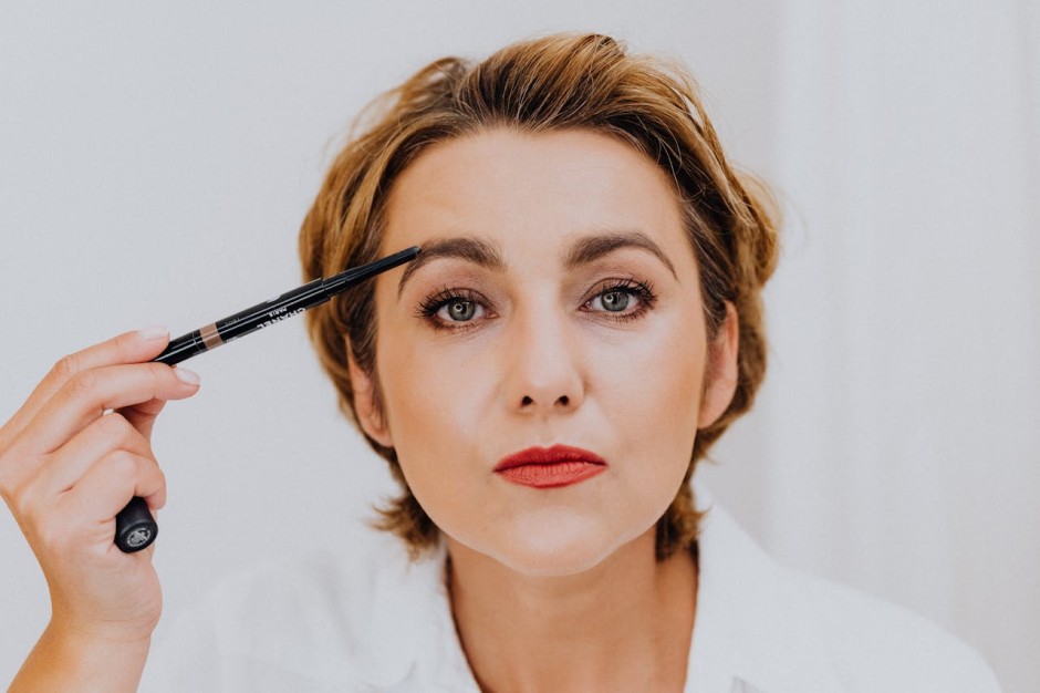 Beauty influencerki stawiają na pisaki do brwi. Sprawdź, dlaczego to hit makijażowy!