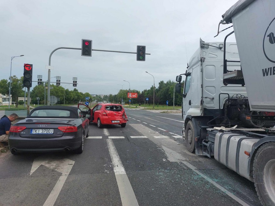 Wypadek na al. Popiełuszki. Jedna osoba w szpitalu