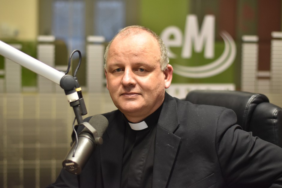 Ksiądz Krzysztof Banasik: Caritas pomoże najuboższym