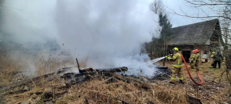 Pożar pod lasem. Doszczętnie spłonęły budynki gospodarcze