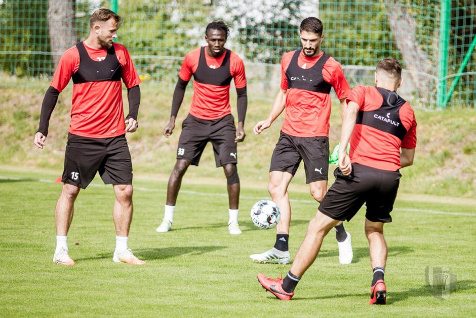 Korona wróciła do pracy, chociaż jeszcze nie w pełnym składzie