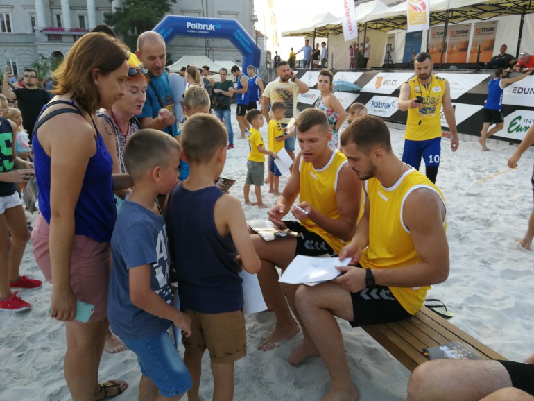 [GALERIA+VIDEO] Zobacz jak PGE VIVE Kielce grało na plaży w piłkę ręczną... i nożną