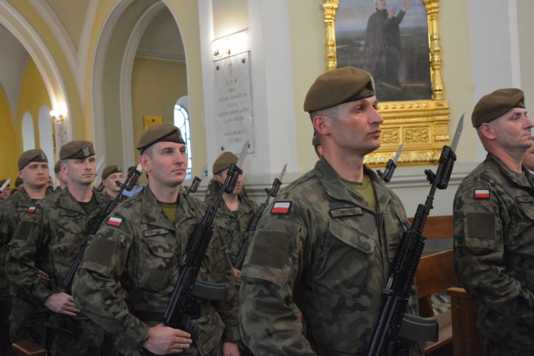 Modlili się za żołnierzy z 2. Pułku Artylerii. Msza Święta w Kościele Garnizonowym