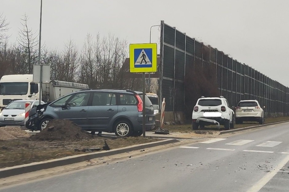 Zderzenie trzech aut na ulicy Zagnańskiej w Kielcach