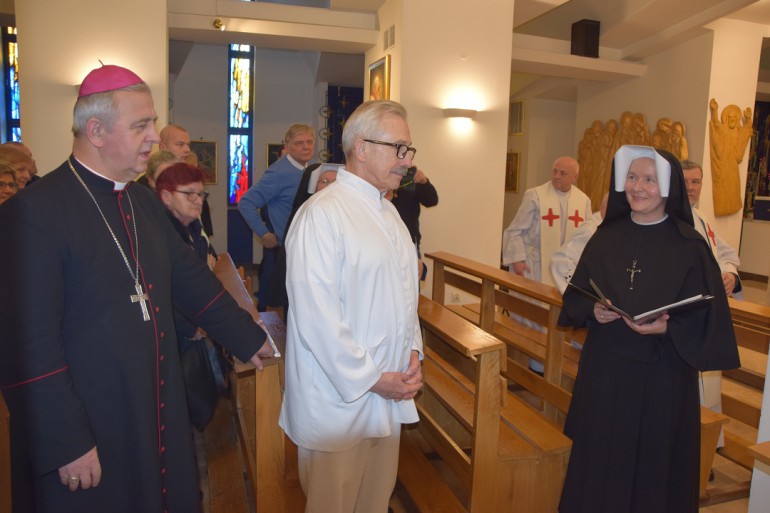 [FOTO] Relikwie świętej siostry Faustyny już w Świętokrzyskim Centrum Onkologii