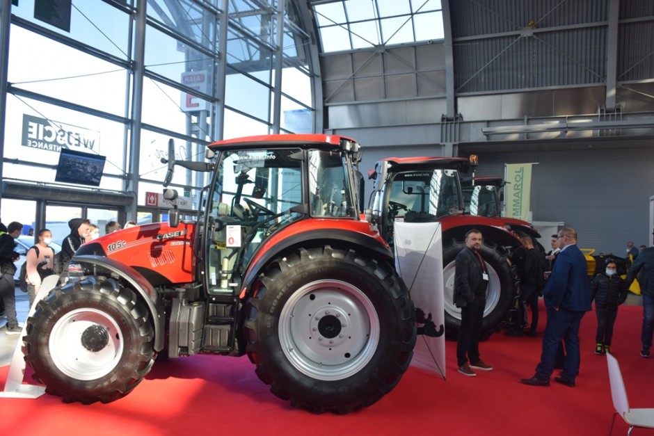 În față este o expoziție agricolă uriașă.  Agrotech vine