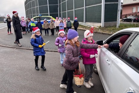 [FOTO] Słodki upominek, albo rózga. Kierowco: jedź bezpiecznie!