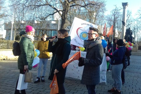 Korowód wolontariuszy przeszedł przez centrum Kielc