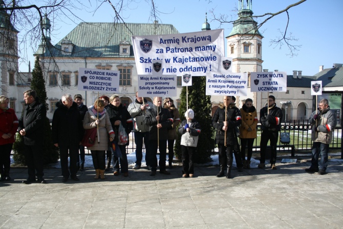 Uczniowie z Kajetanowa protestowali