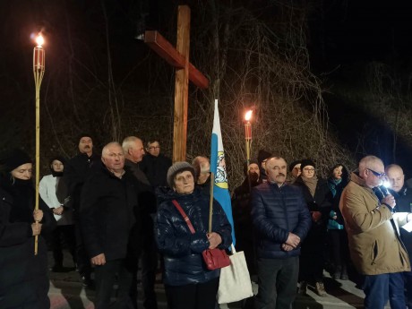 Wierni szli w III Dekanalnej Drodze Krzyżowej