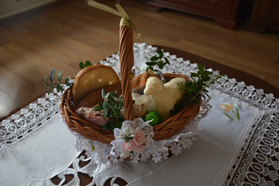 Święcenie pokarmów. Zwyczaj pielęgnowany w Wielką Sobotę