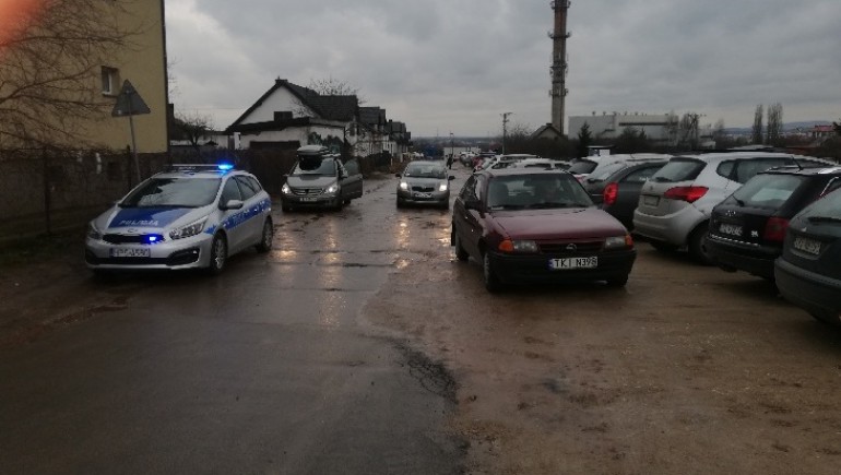 Parkingowy armagedon wokół ŚCO. Kierowcy parkują gdzie chcą