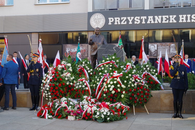 [FOTO] Pomnik śp. Przemysława Gosiewskiego odsłonięty