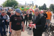 Grzegorz Braun podpisywał w Kielcach.... gaśnice