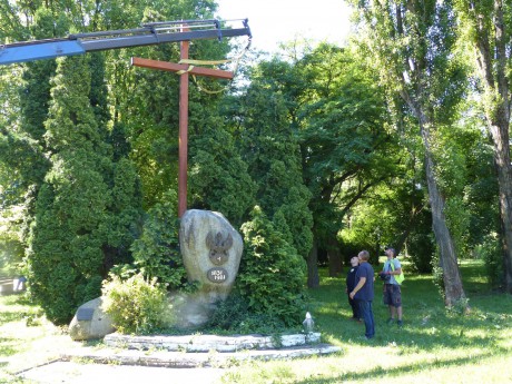 Krzyż już wrócił na swoje miejsce! Kieleccy Patrioci odnowili pomnik