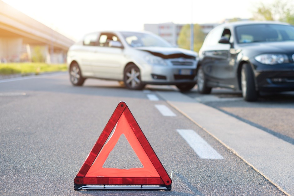 Trzy auta zderzyły się w Miłkowie. Jedna osoba trafiła do szpitala