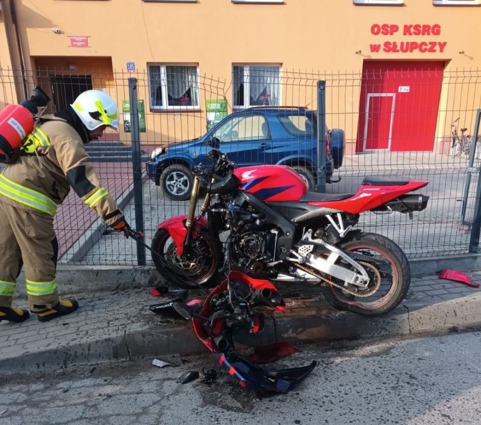 [VIDEO] Chciał przetestować osiągi motocykla. Skończył na ogrodzeniu