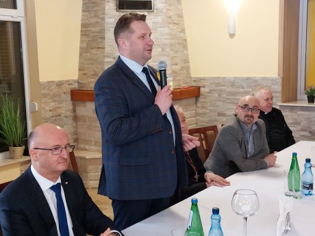 Minister Przemysław Czarnek odwiedził uchodźców w ośrodku Caritas w Kaczynie