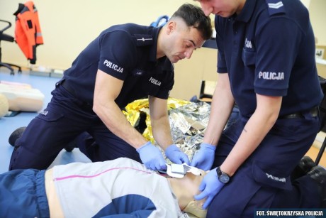 Policjanci szkolą się z udzielania pierwszej pomocy