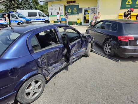 Zderzenie trzech samochodów w gminie Bodzentyn. Trzy osoby w szpitalu