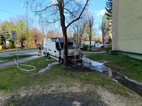 Kierowca uciekł z płonącego busa. Strażacy w akcji