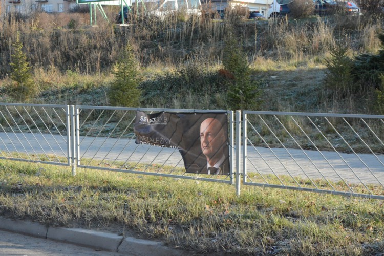 Dwa miesiące od wyborów, a plakaty wciąż wiszą. Ileż to trzeba zachodu, żeby je zerwać!