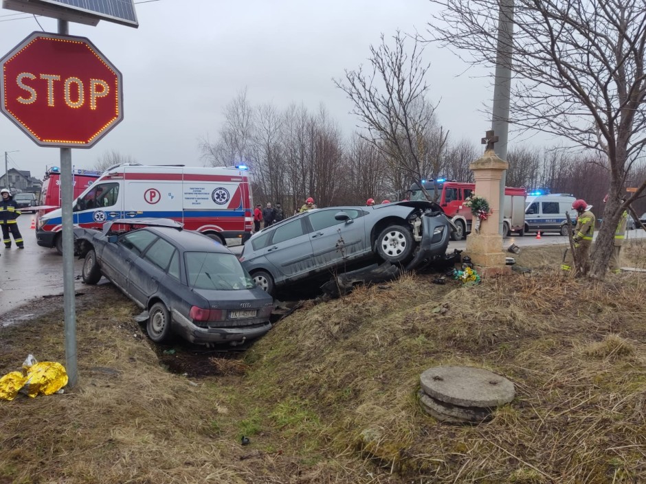 Wypadek w Podzamczu Piekoszowskim. Dwie osoby ranne