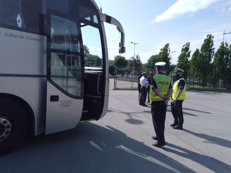 [FOTO] Policjanci kontrolują autokary przy ulicy Ściegiennego