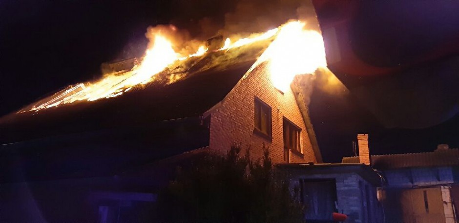 Pożar domu jednorodzinnego w Wólce Bałtowskiej. Akcja gaśnicza trwała ponad cztery godziny