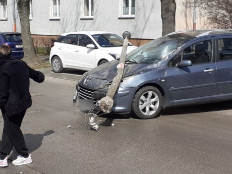 Nieudany manewr cofania: uszkodzone samochody, znak drogowy i latarnia