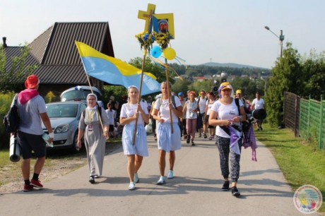 Sierpień miesiącem pielgrzymek. Kierowcy, zachowajcie ostrożność!