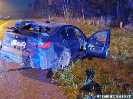 Spotkali się na nocne wyścigi. Jeden samochód wylądował w rowie