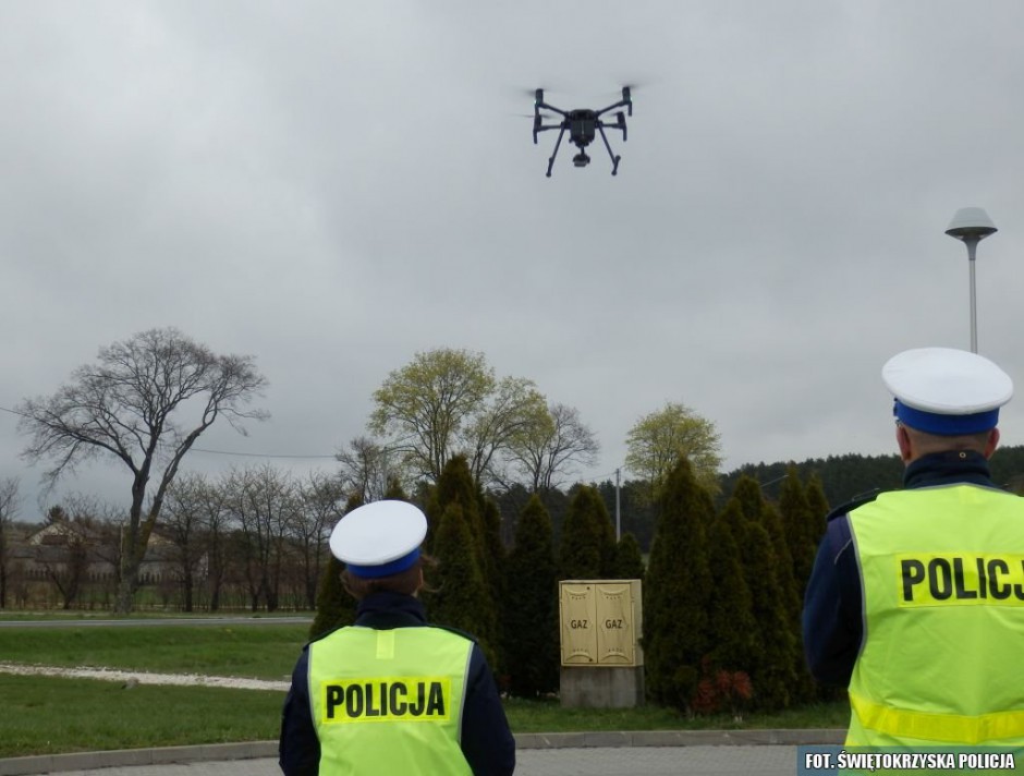 Wyprzedzanie na podwójnej ciągłej i na przejściu. Policyjny dron w akcji.