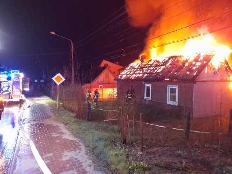 Nocny pożar w miejscowości Majków. Spłonął drewniany dom