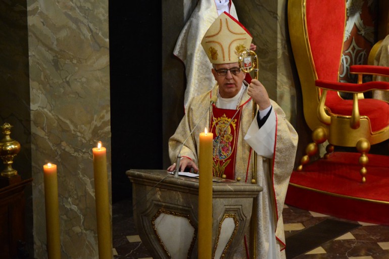 Bp Jan Piotrowski: Różaniec nie jest nudną modlitwą, ale głęboką katechezą.