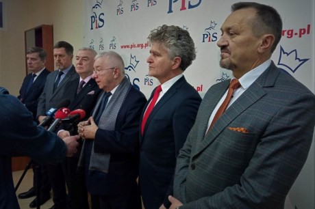 Politycy PiS przypominają, że pamiętają o seniorach