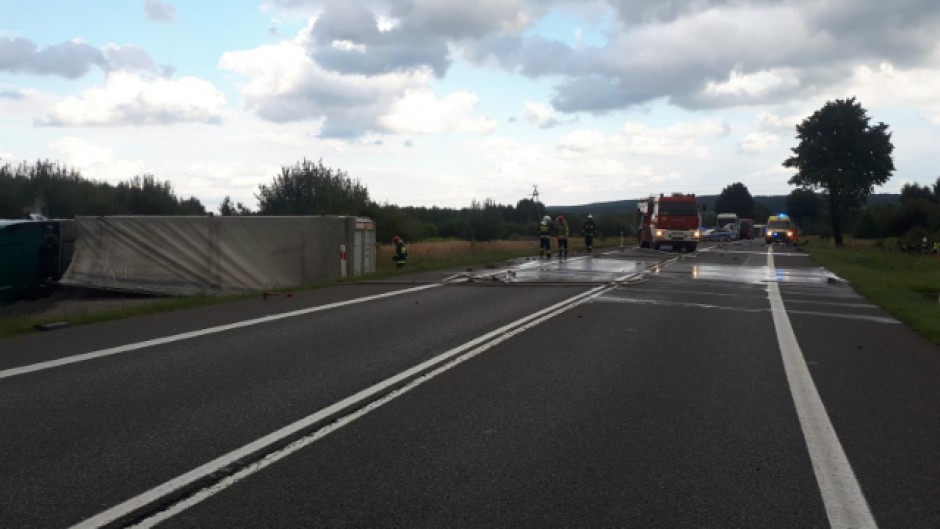 Tragiczny wypadek w Mniowie. Nie żyje kierowca osobówki