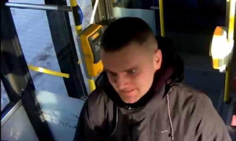 Policjanci szukają sprawcy pobicia na przystanku autobusowym