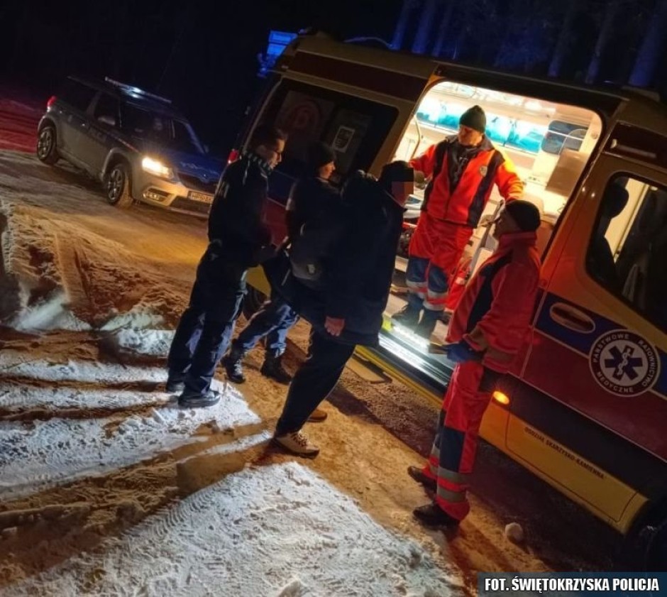 W samej bluzie spędził kilka godzin w lesie. Odnaleźli go policjanci