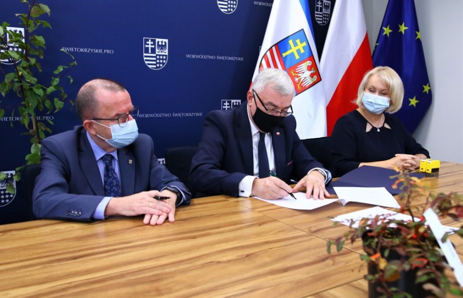 Miododajne świętokrzyskie. Sadzą drzewa dla pszczół