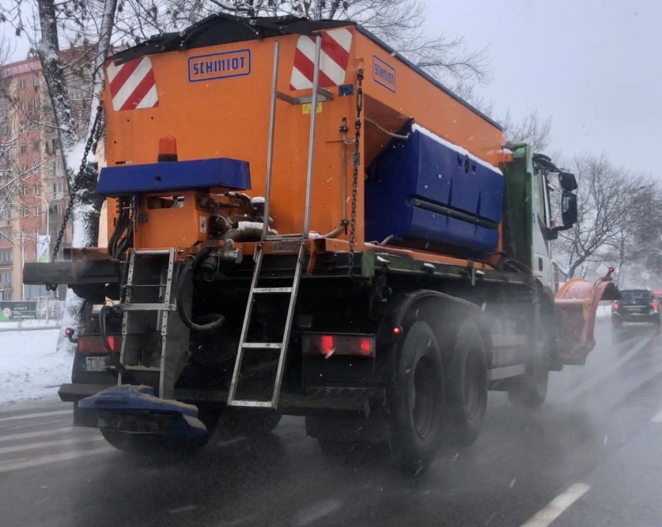 W mieście zima na całego. Na ulice wyjechały pługopiaskarki