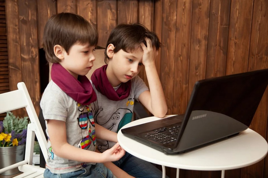 "Zdalna szkoła" w powiecie kieleckim. Do uczniów trafią laptopy kupione w ramach rządowego programu