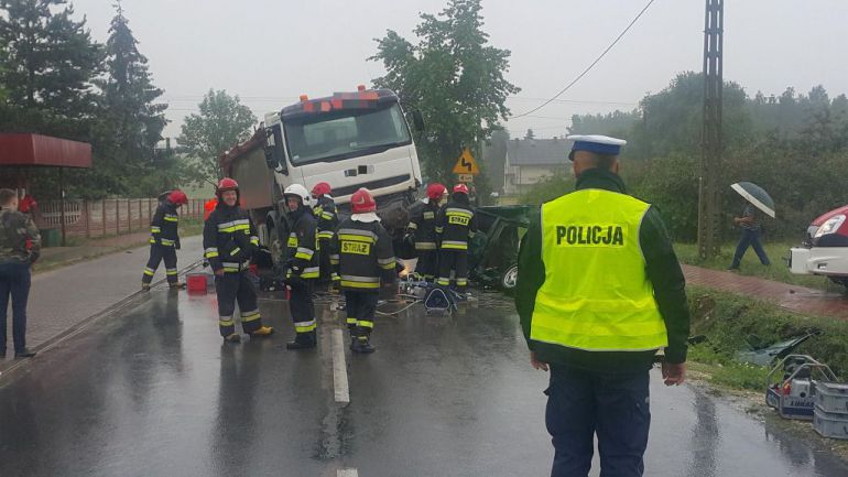 Groźny wypadek w Gumienicach. Samochód osobowy zderzył się z ciężarówką