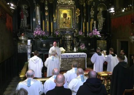 Biskup Jan Piotrowski modlił się na Jasnej Górze z  Braćmi Albertynami