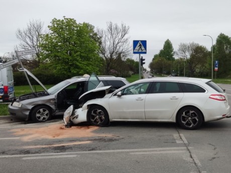 Zderzenie na skrzyżowaniu. Dwie osoby w szpitalu