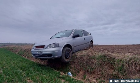 Pijany kierowca uciekał przed policją. Pościg zakończył się w polu