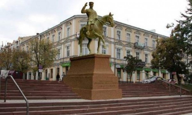 Pomnik tuż, tuż…