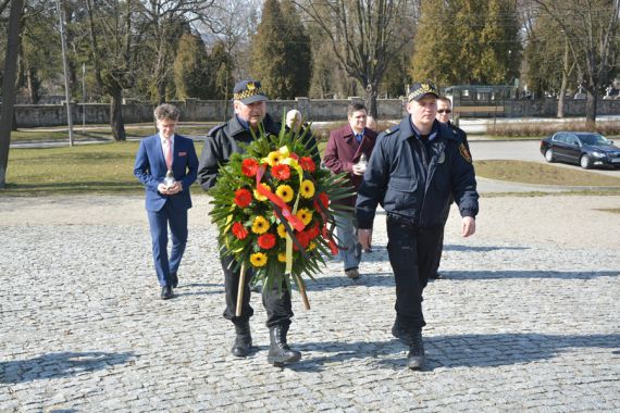 Hołd ofiarom zamachów w Brukseli