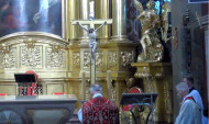 [VIDEO] Liturgia Męki Pańskiej w kieleckiej katedrze. Modlono się o oddalenie epidemii