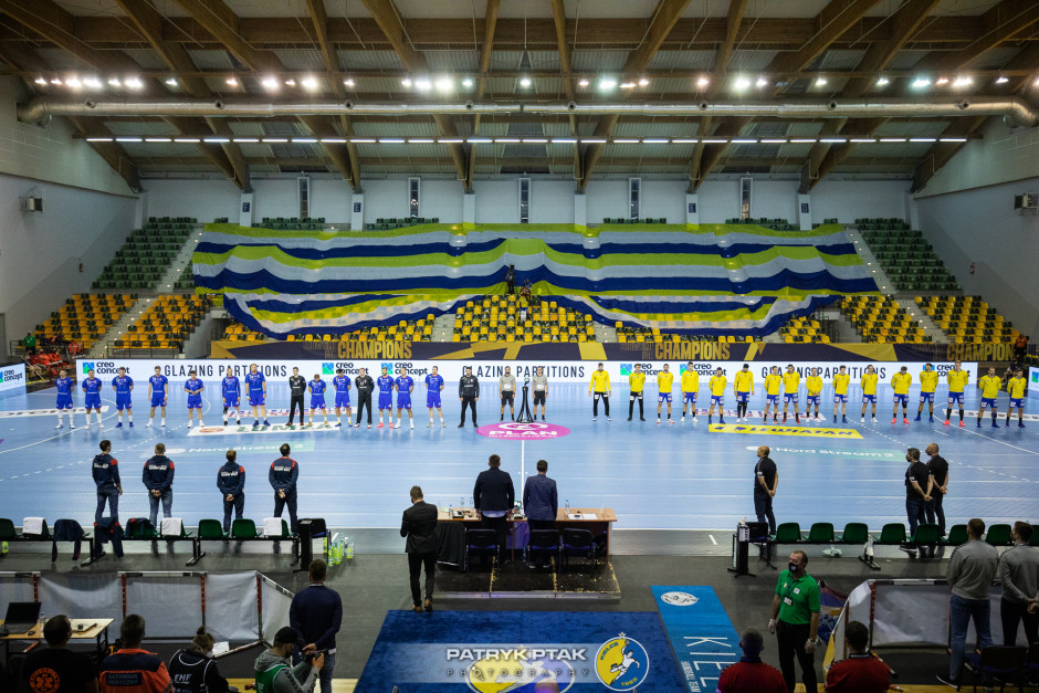 Puste trybuny do odwołania